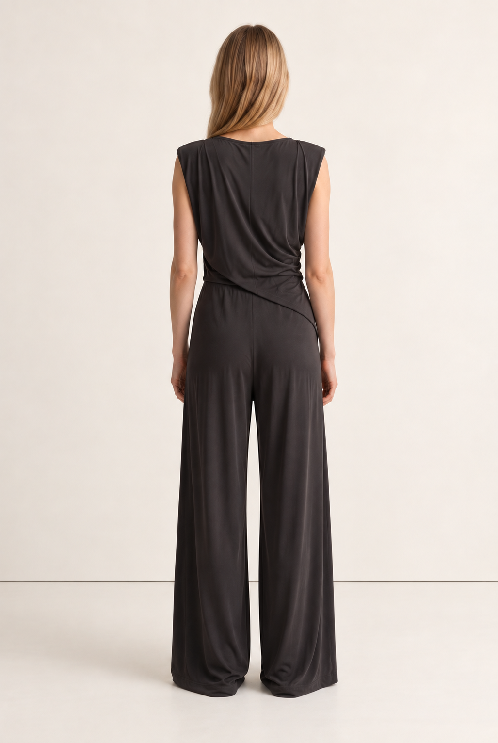 Asymmetrischer Jumpsuit mit Schulterpolster