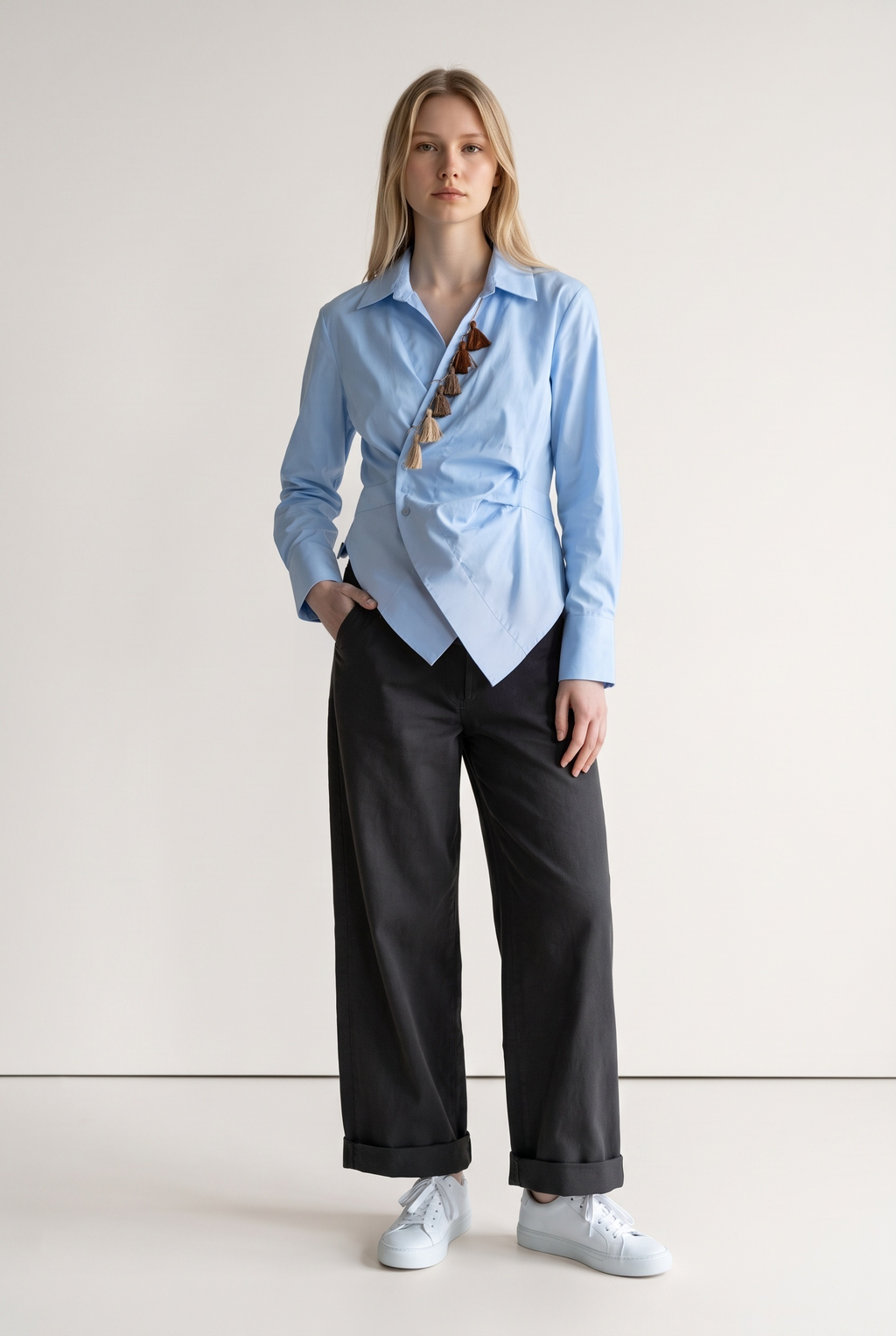 Asymmetrische Bluse mit Püschel