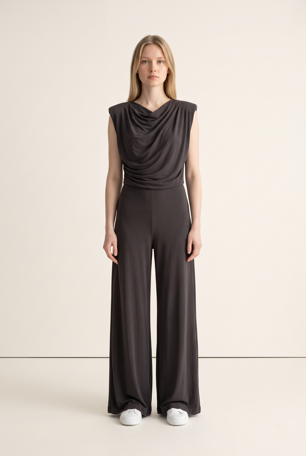 Asymmetrischer Jumpsuit mit Schulterpolster