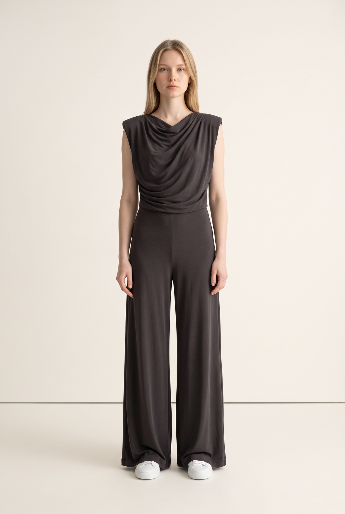 Asymmetrischer Jumpsuit mit Schulterpolster