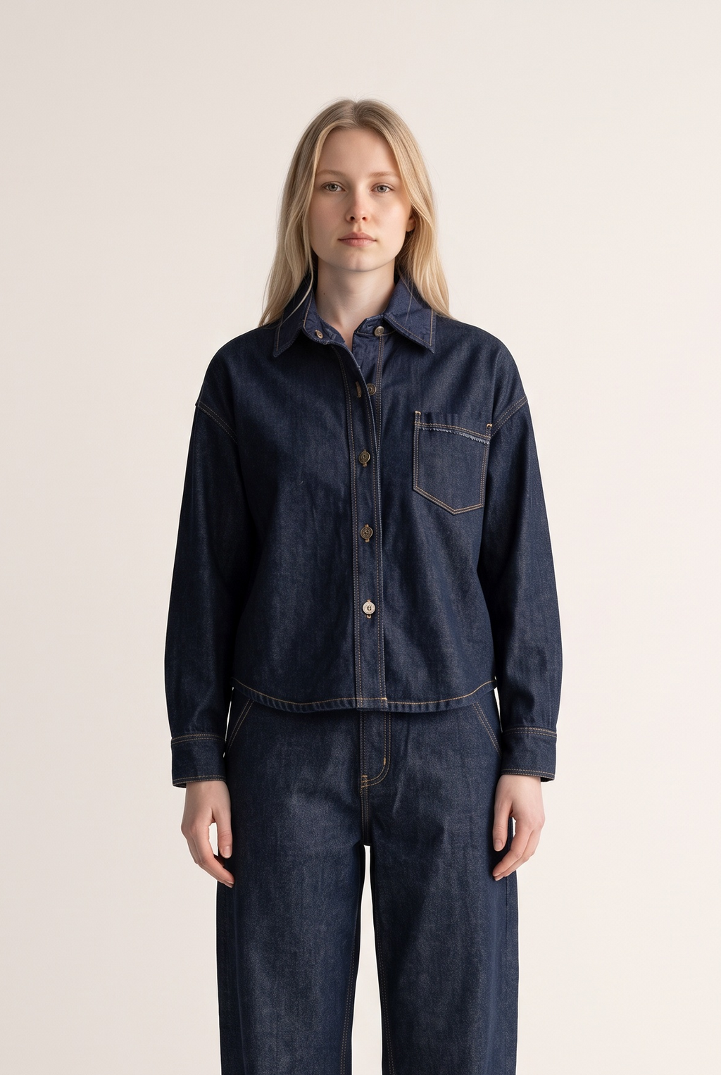 Dunkle Jeansjacke